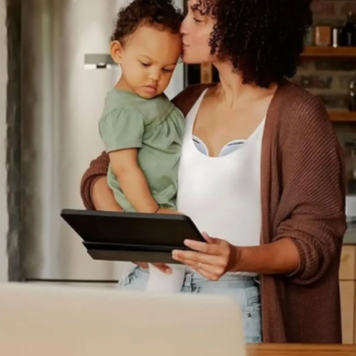tire lait electrique poche maman avec son bebe au bras