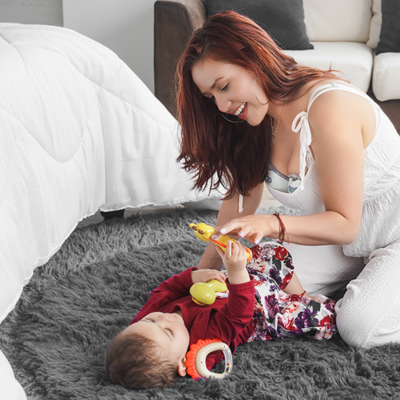 tire lait electrique coquille, maman joue avec son bébé
