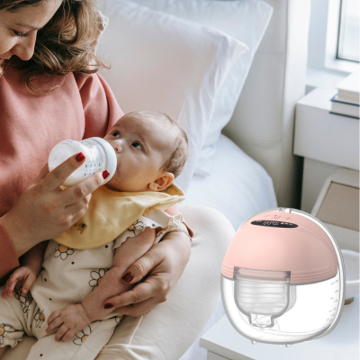 tire-lait électrique maman biberonne son bébé
