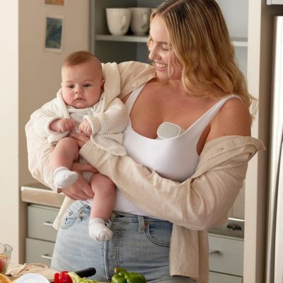 tire lait electrique maman tire son lait avec bebe