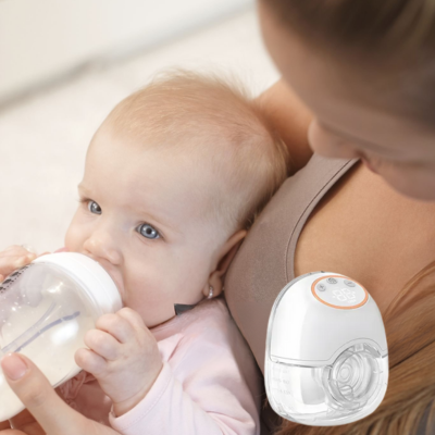 Tire lait main libre belya bébé prend son biberon