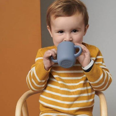 verre bebe enfant qui prend son gobelet