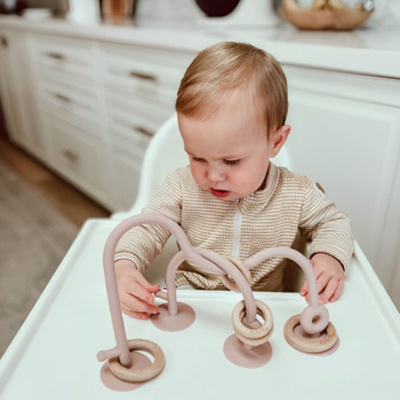anneau de dentition dans cuisine poser sur table bebe