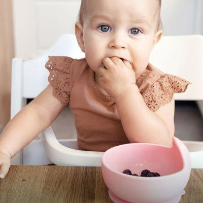 Assiette bebe Autonomie assit dans sa chaise