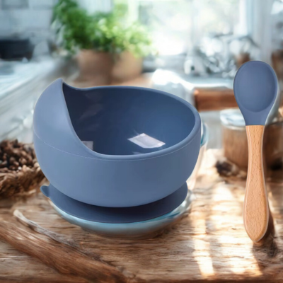 Assiette bebe Autonomie bleu poser sur table