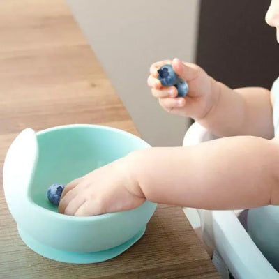 Assiette bebe Autonomie enfant qui mange ses fruits