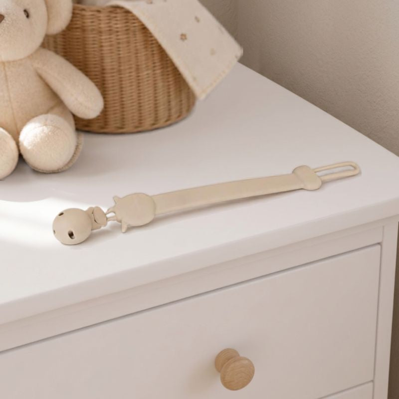 attache tetine poser sur la commode