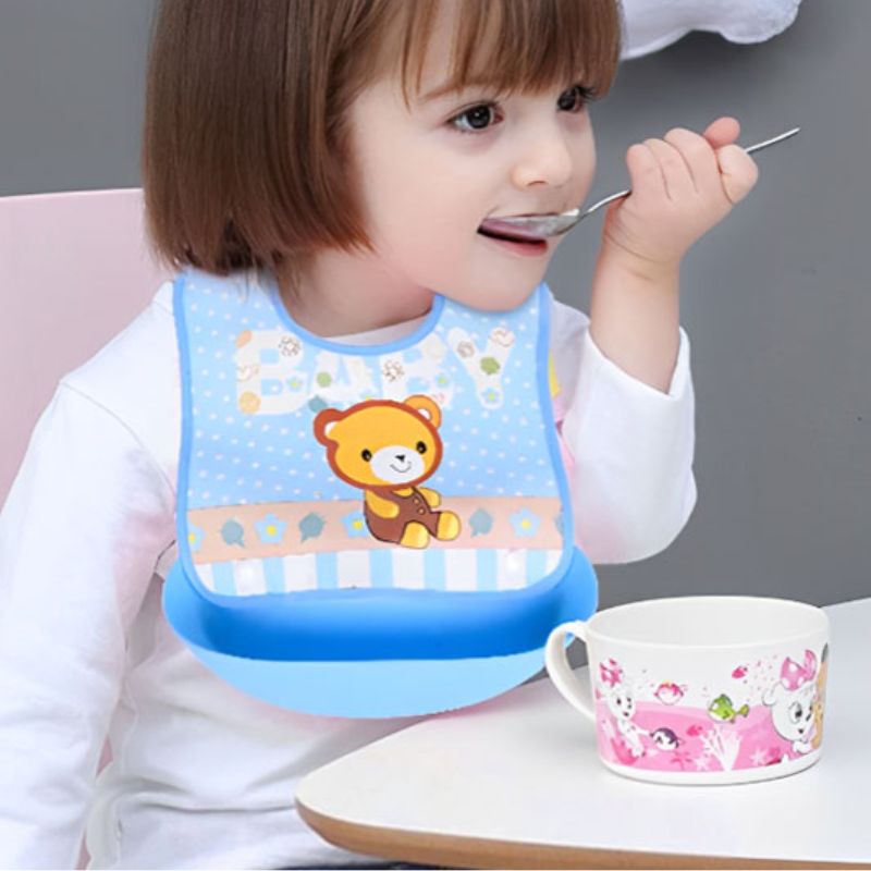 Bavoir bébé ajustable et lavable fille prend son petit déjeuner