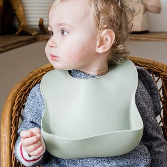 Bavoir bebe Collection Premium bebe assie sur sa chaise