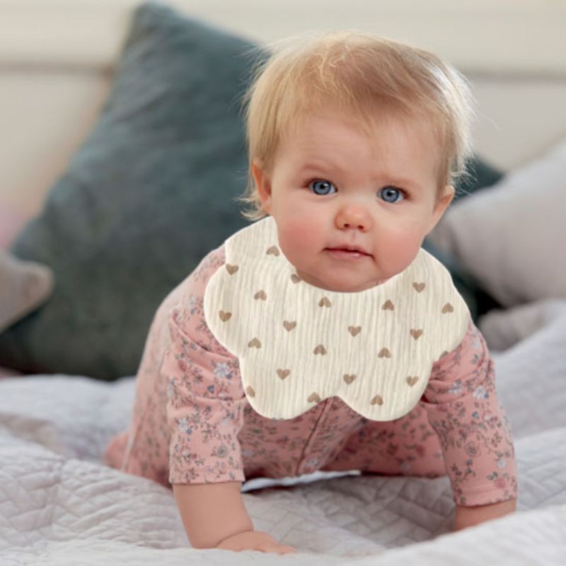 Bavoir bébé  Mimi Chou dans les coussins