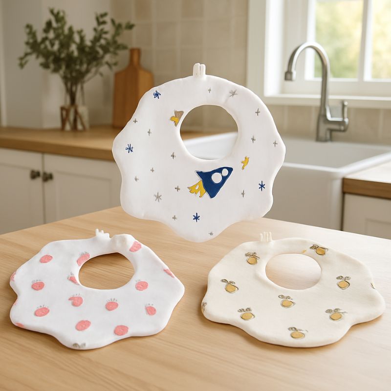 Bavoir bebe Mimi Chou sur table cuisine