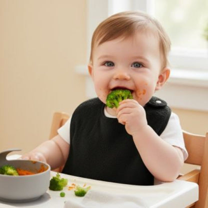 Bavoir bébé, protège-repas bébé assis et mange