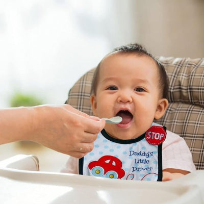 Bavoir bebe Super absorbant bebe assie dans sa chaise haute