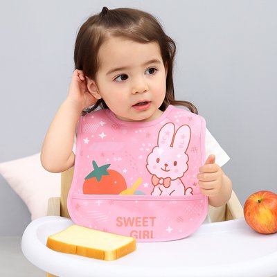Bavoir bebe petit glouton petite fille assie dans chaise haute