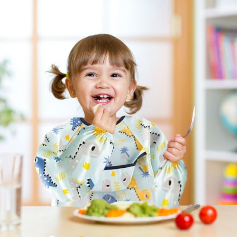 Bavoir manche longue anti-taches enfant mange son repas