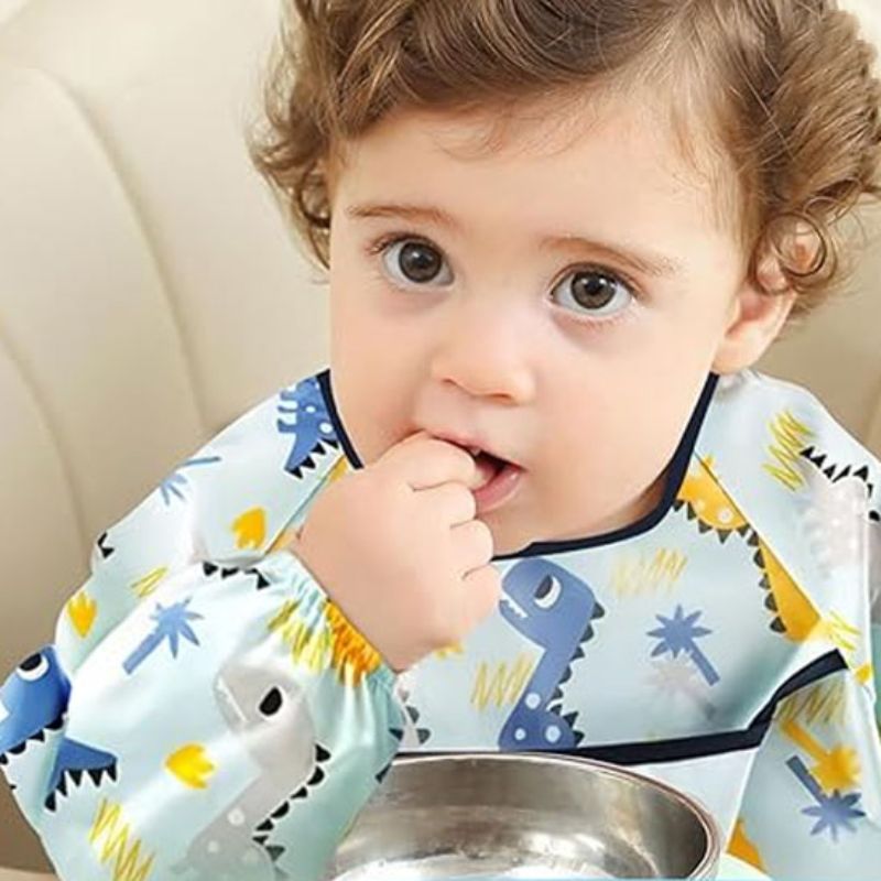Bavoir manche longue anti-taches, fille qui mange avec ses mains