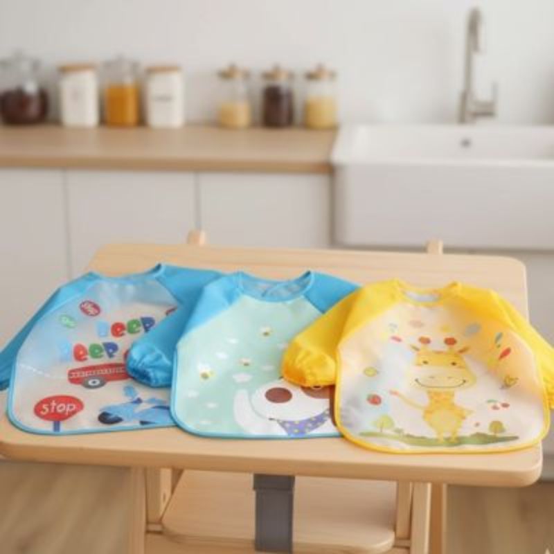 Bavoir manche longue Imperméable Bébé sur table