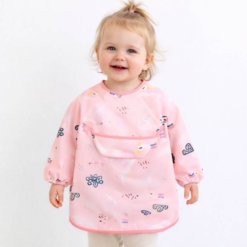 Bavoir manche longue petite fille qui porte tablier rose