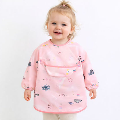 Bavoir manche longue petite fille qui porte tablier rose