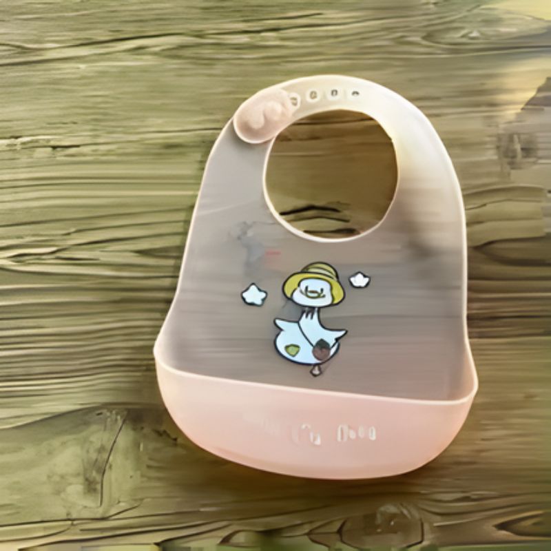 Bavoir silicone lavable EcoPocket posé sur table