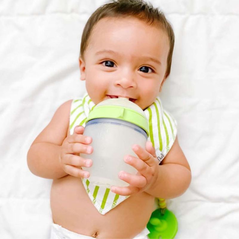 bebe souriant avec son biberon anis vert