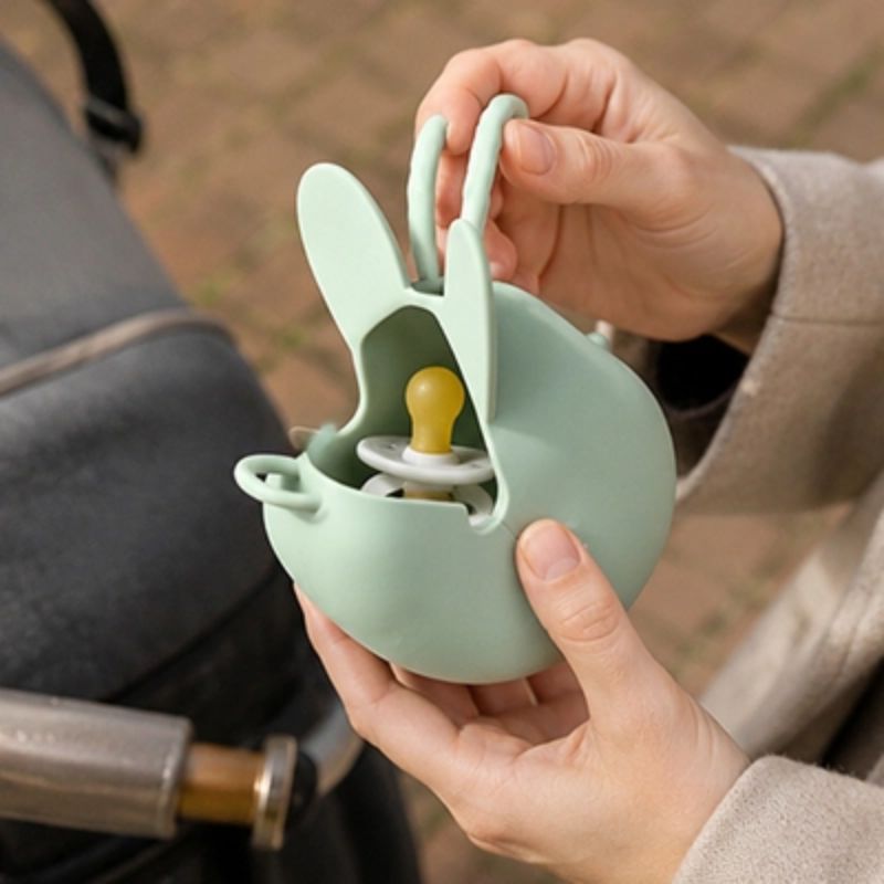 Boite a tetine​ avec la sucette etui