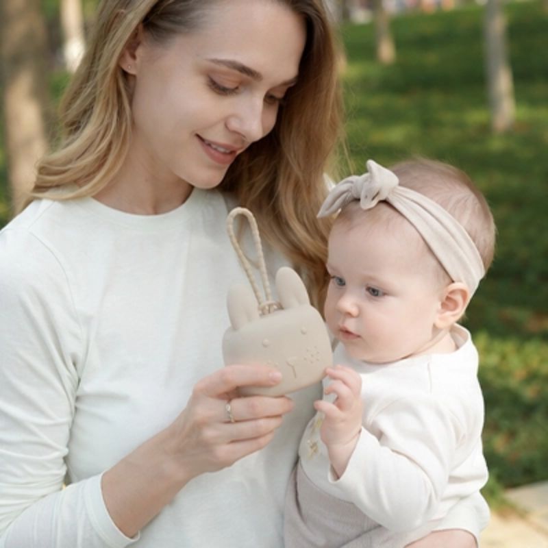 maman donne bebe la boite a tetine