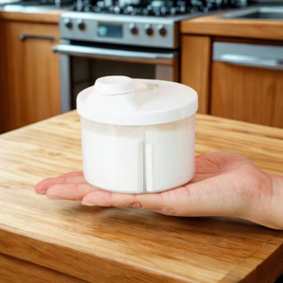 Boite doseuse lait Precision dans main maman