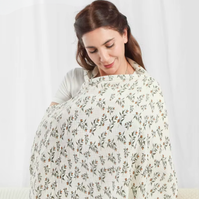 Cape d'allaitement maman regade son bebe