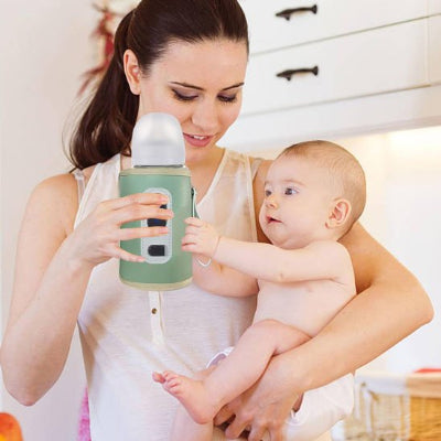 Chauffe biberon maman tient dans sa main