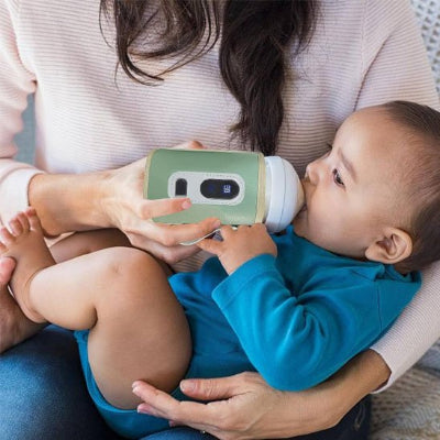Chauffe biberon maman tient son bebe