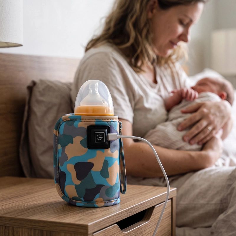 Chauffe biberon portable à côté de maman qui berce son bébé