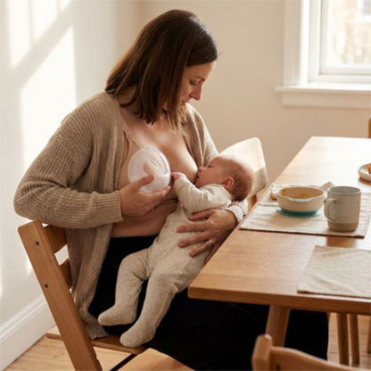Coquille d'allaitement  maman assit a son bureau