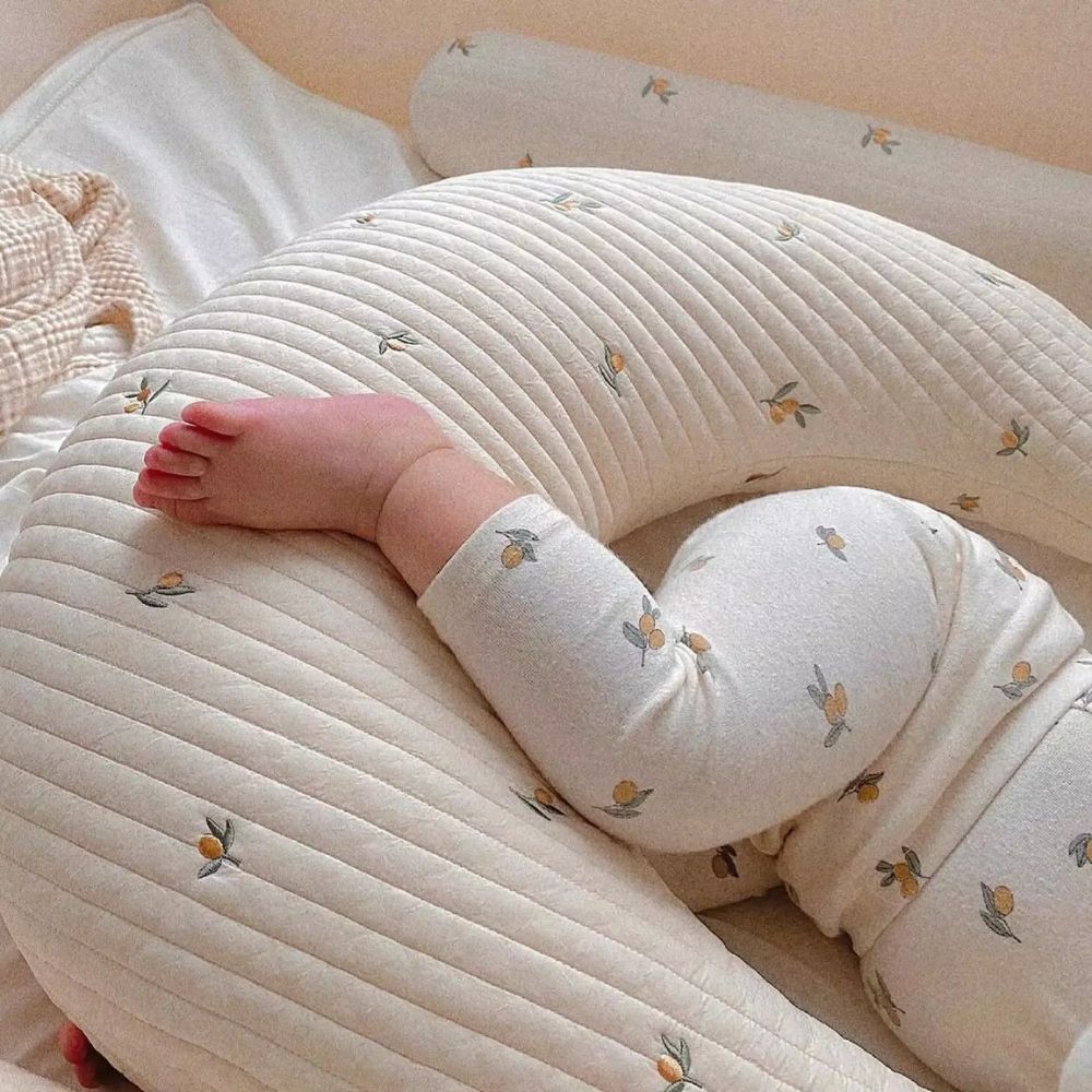 Coussin allaitement bebe qui pose es jambe dessus