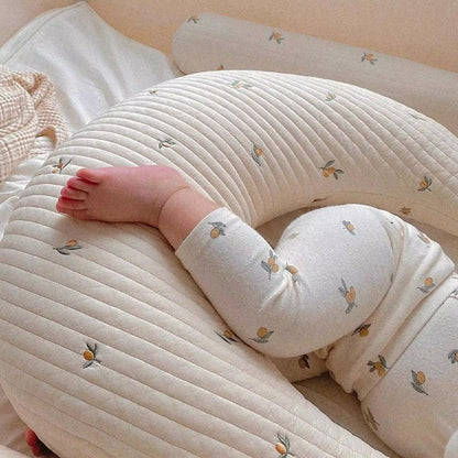 Coussin allaitement bebe qui pose es jambe dessus