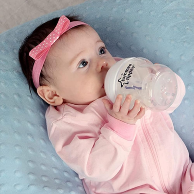 Coussin allaitement duo bebe tient son biberon