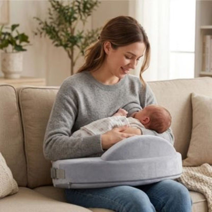 Coussin allaitement sur les genoux de maman