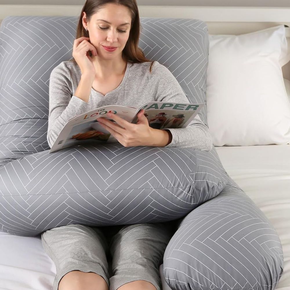 Coussin de grossesse maman confortablement assise dans son lit