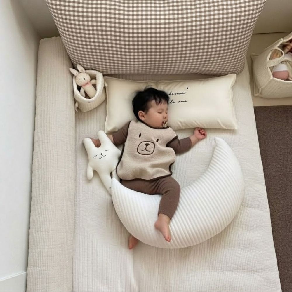 Coussin allaitement bebe dort avec le coussin sous la jambe
