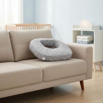 Coussin allaitement gris poser dans la canapée