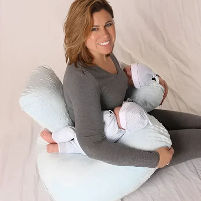 maman assise entre son Coussin allaitement les jumeauxsu chaque coter