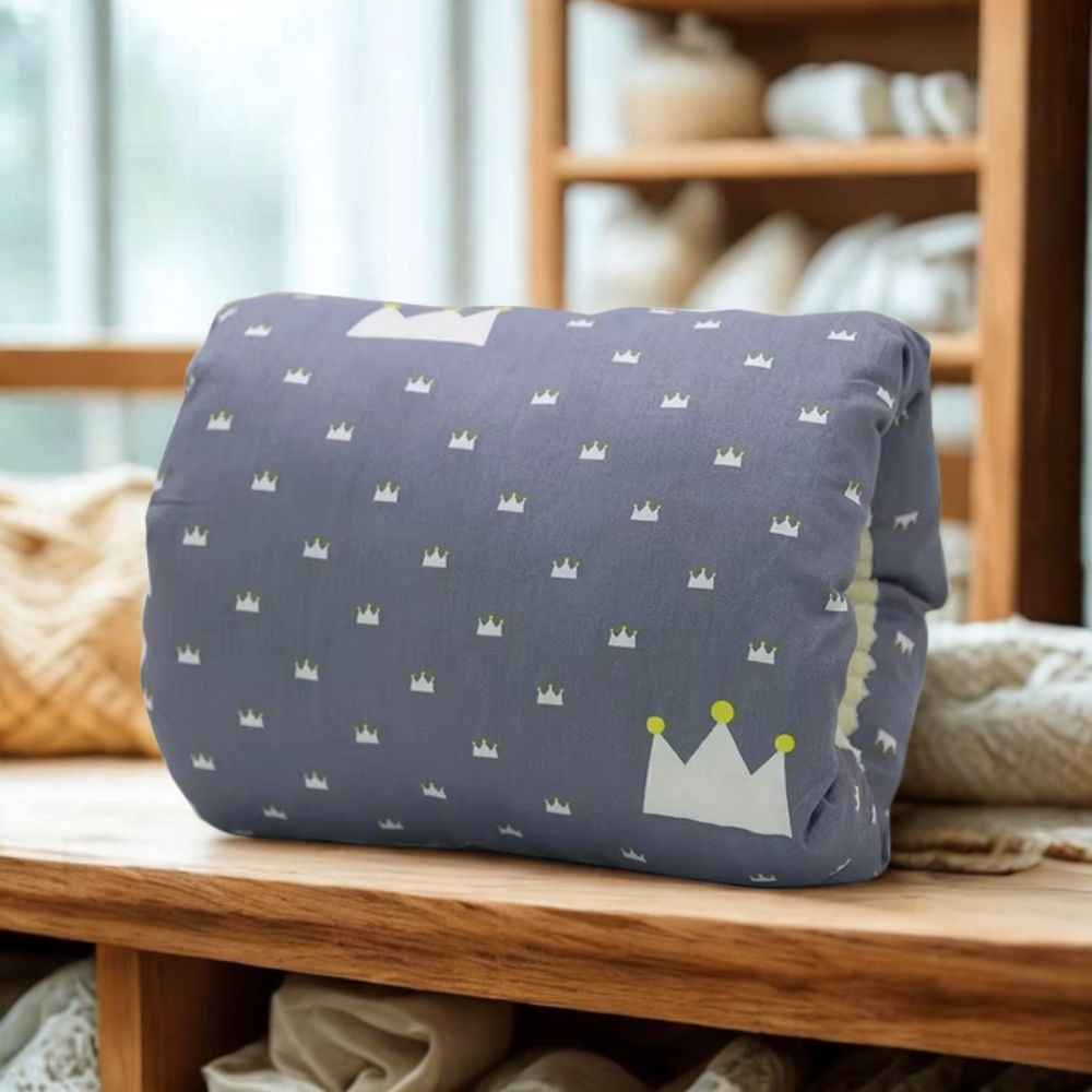 Coussin allaitement poser  sur la table de commonde