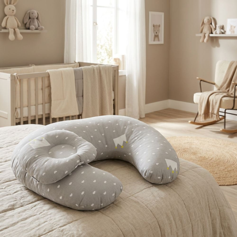 coussin d'allaitement pose sur le lit
