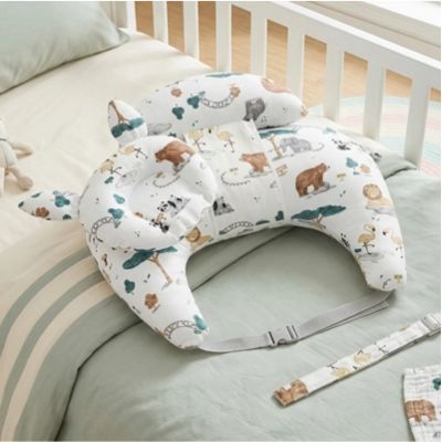 coussin d'allaitement poser dans le berceaux