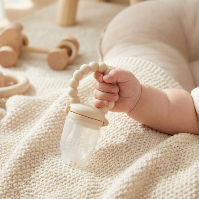 Grignoteuse bebe dans main bebe au lit