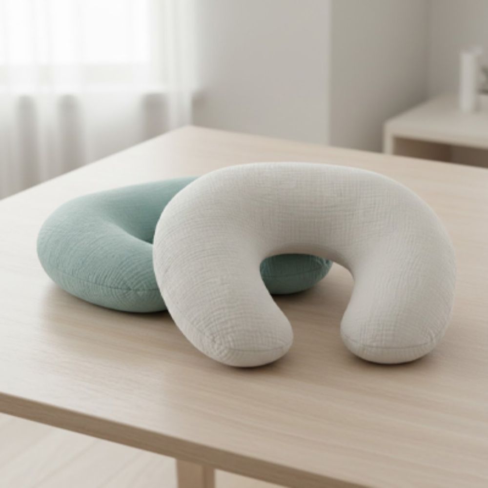 Housse coussin allaitement blanc et bleu poser sur table