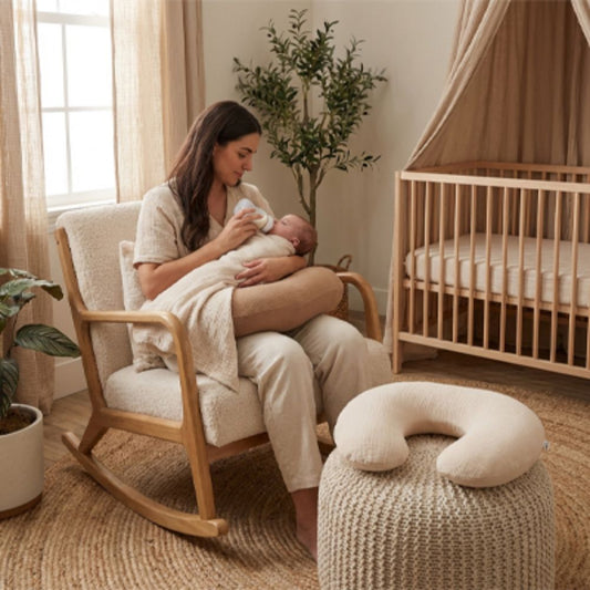 Housse coussin allaitement  maman assit sur sa chaise avec bebe