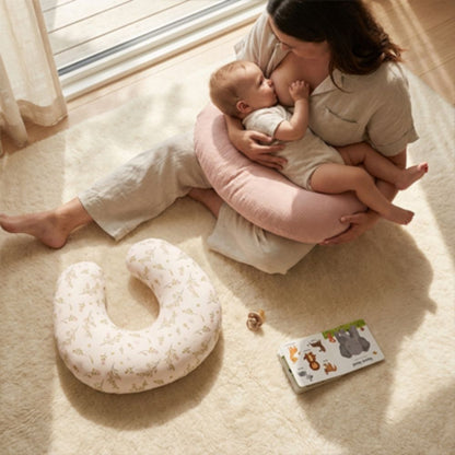Housse coussin allaitement  rose maman assit sur tapis avec bebe