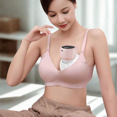 Tire lait Sans Fil maman avec son tire lait dans son soutien gorge