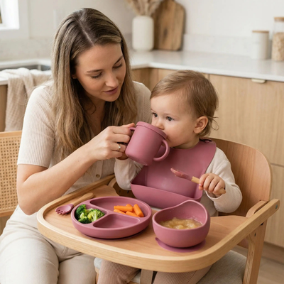 Vaisselle bebe maman aide son enfant a boire